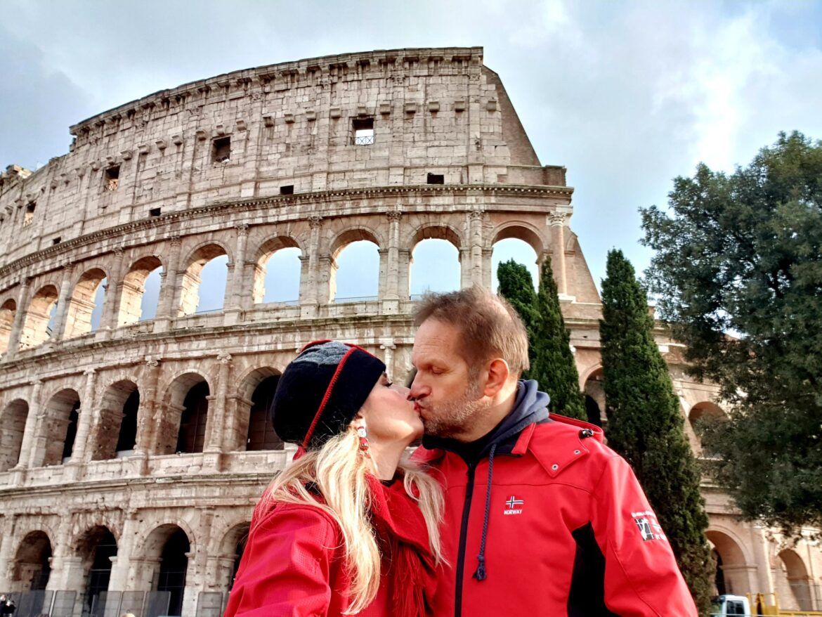 bacio romantico sotto il Colosseo Roma